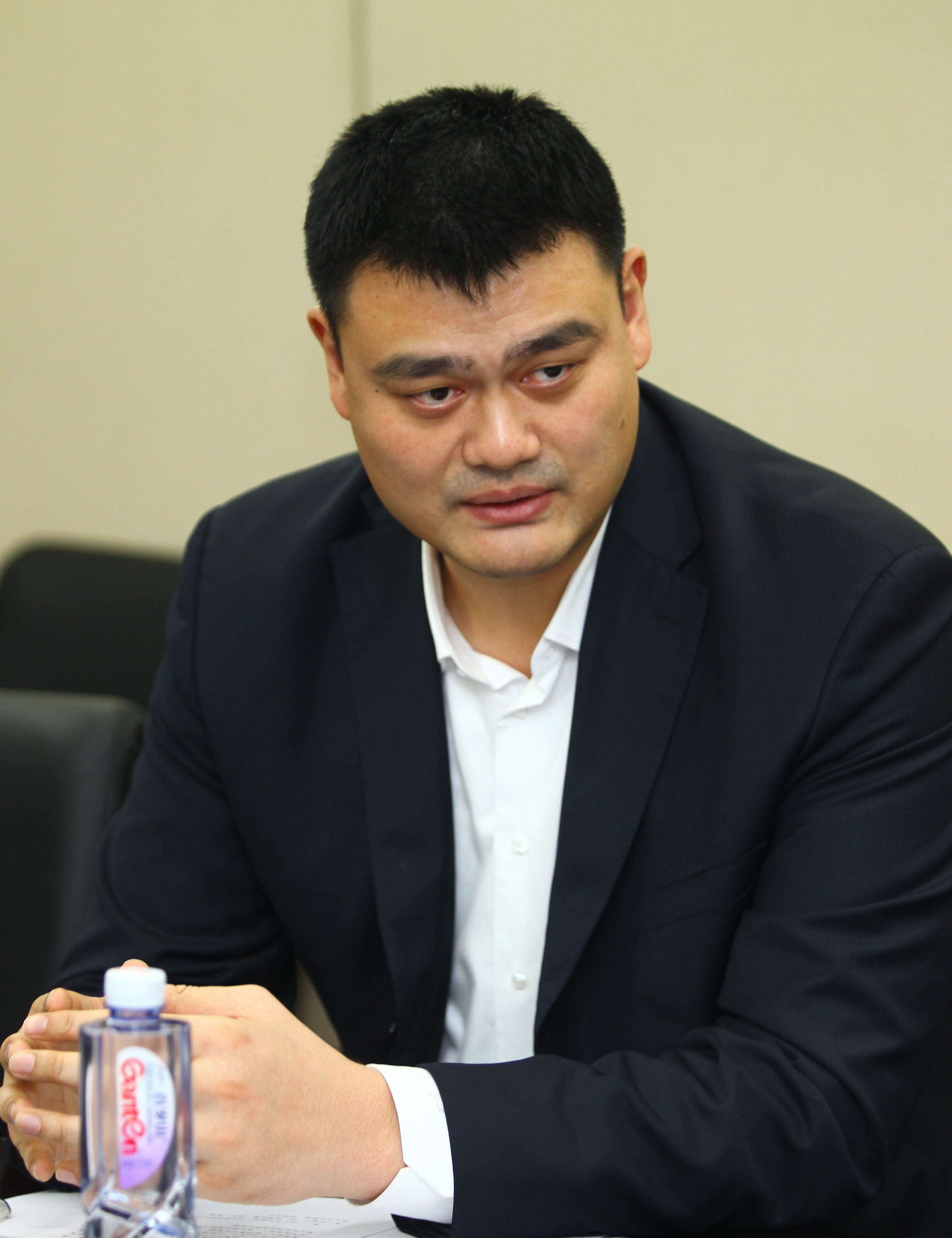 但两人正代